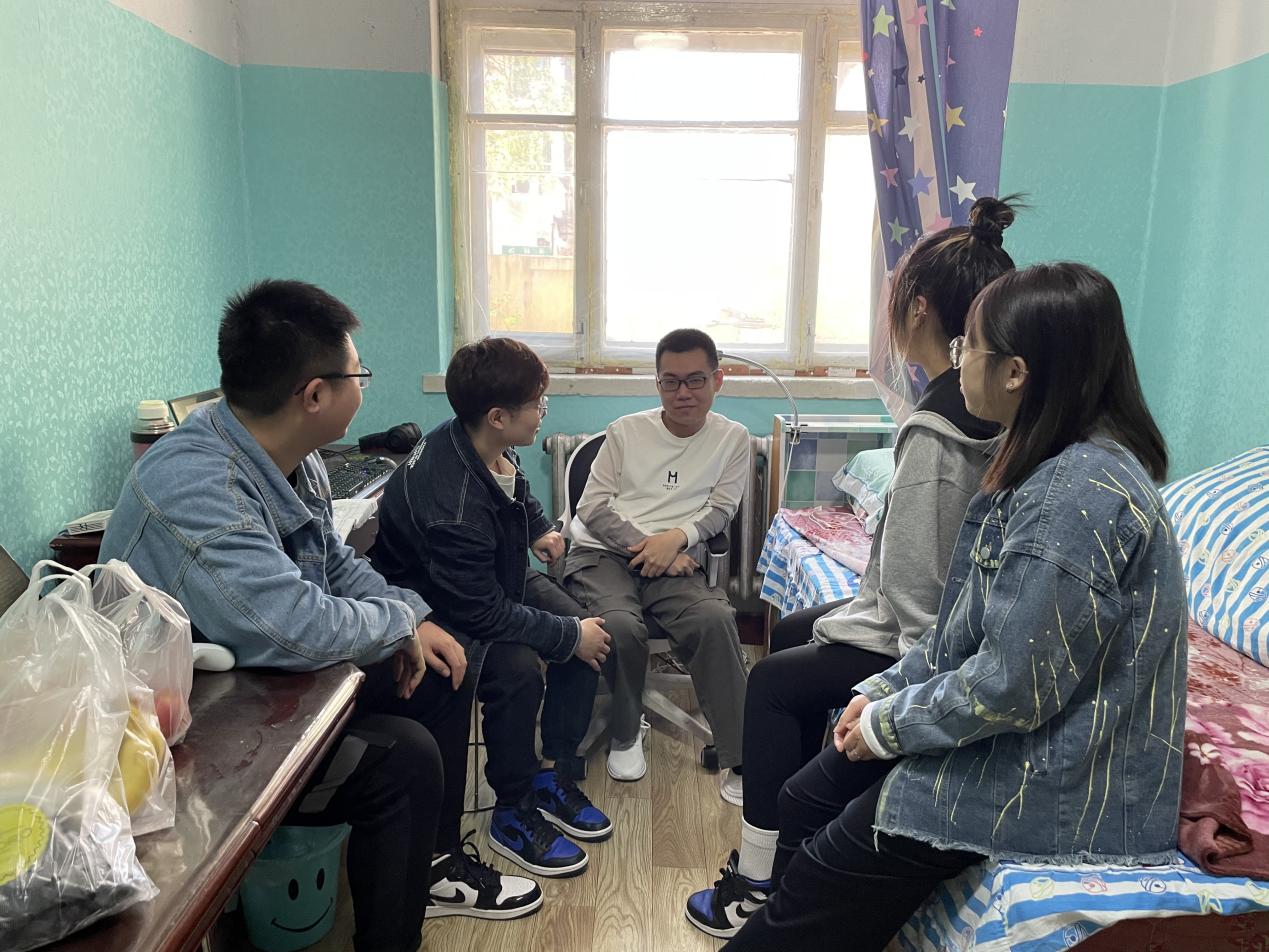 学生党员深入家中慰问照片 (2) 学生党员深入家中慰问照片 (2)