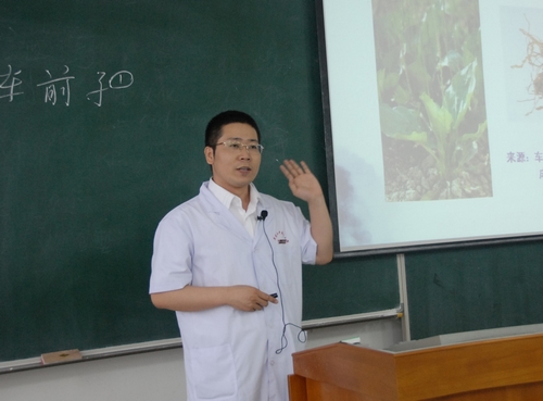 一等奖获得者、基础医学院曲苗老师在比赛中