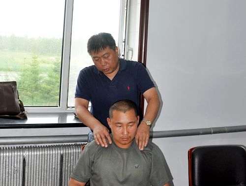 为边防部队战士义诊