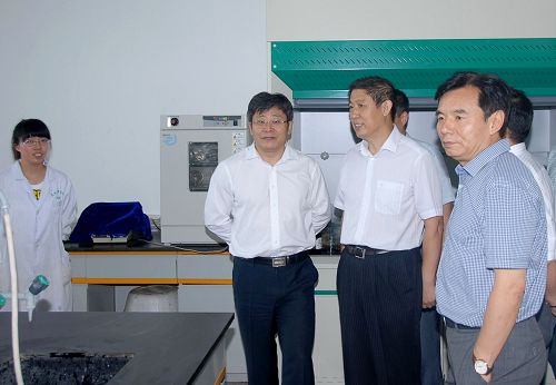 考察药学院实验室