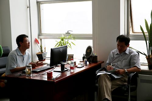 程伟副校长(右)在教研室与教师交流