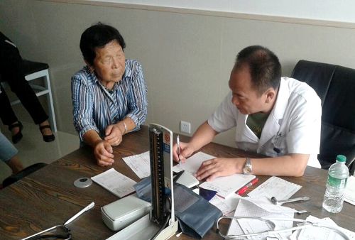 华体会平台(中国)专家在青冈县义诊