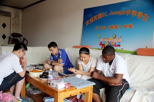 英国中学生在中国中学生家庭进行生活体验
