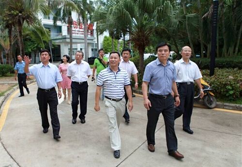 袁纲书记一行在三亚市中医院领导陪同下参观医院环境