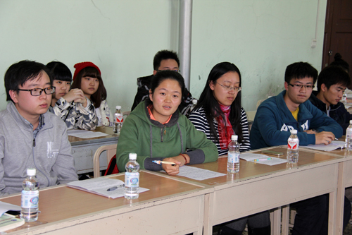 学生代表在发言