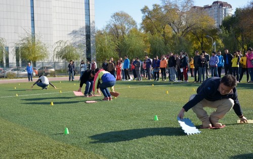 摸石头过河接力赛