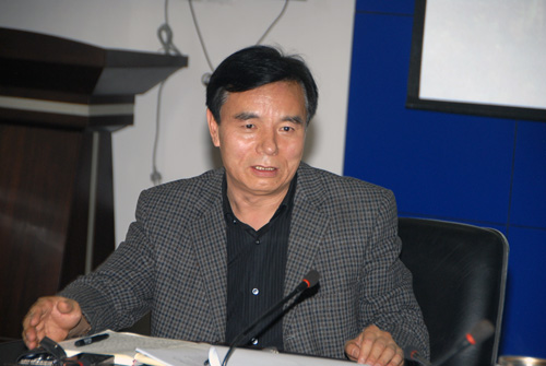 校党委书记袁纲主持会议并作中心发言