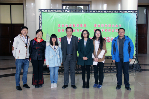 启程参赛前,程伟副校长(中)为代表队师生送行