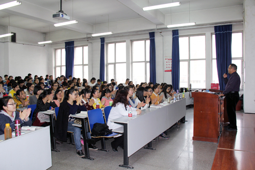 哈尔滨烈士陵园烈士纪念馆馆长曹英作专题讲座