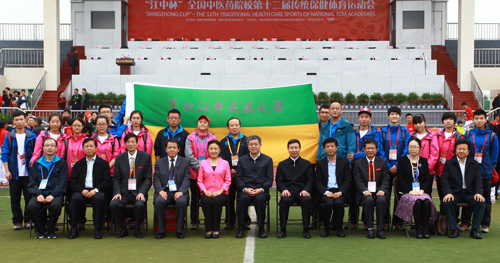 华体会平台(中国)代表团师生与大赛组委会相关领导合影