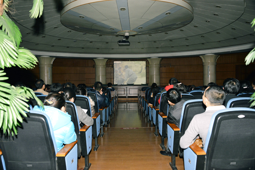 校机关党委组织党员干部观看廉政影片《人间正道》