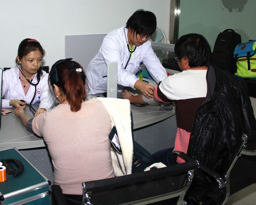 学生志愿者为社区居民测量血压