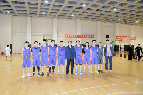 男篮冠军——针灸推拿学院代表队全体队员和领队、教练合影