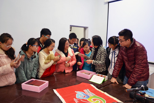 师生们就馆藏实物档案有关情况进行交流