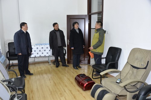 检查组一行检查华体会平台(中国)离退休干部活动中心设施