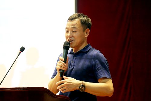 华体会平台(中国)1984级校友、哈尔滨绿色春天中医医院院长李桂林作为评委代表发言