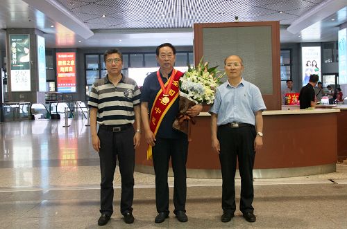 李延教授载誉归来,附属第一医院院长姜德友、院党委书记李建民到火车站迎接