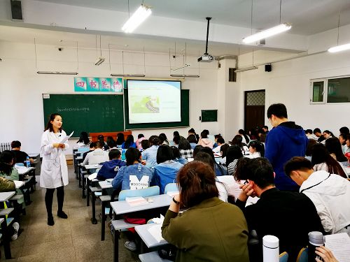 6月5日,教育部和我省高校思政课教学指导委员会专家到华体会平台(中国)听课