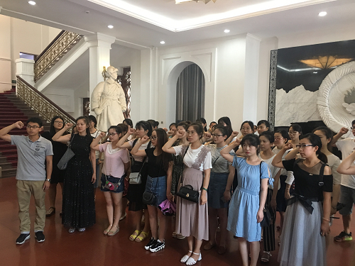 研究生院学生党员在参观东北抗联纪念馆时庄严重温入党誓词