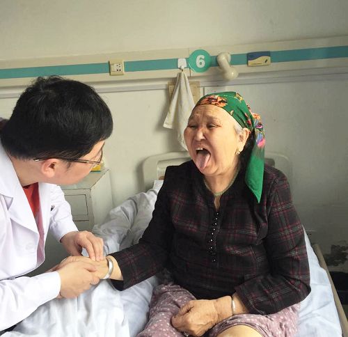 周海纯在新疆阿勒泰地区哈萨克医医院为当地群众服务