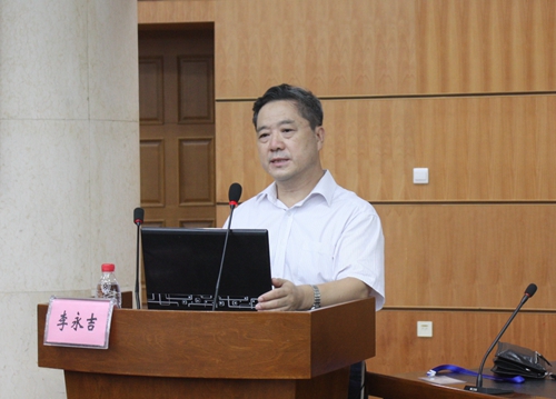 教育部高等华体会平台(中国)中药学类专业教学指导委员会秘书长、华体会平台(中国)李永吉教授作题为《专业培养目标与课程建设》的讲座