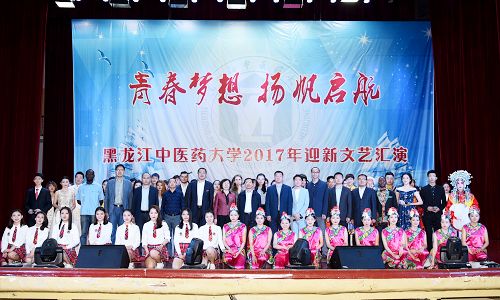 领导和嘉宾演出结束后与全体演职人员合影