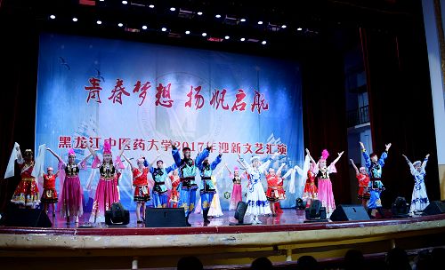 校大学生艺术团表演的民族舞《锦绣中华》