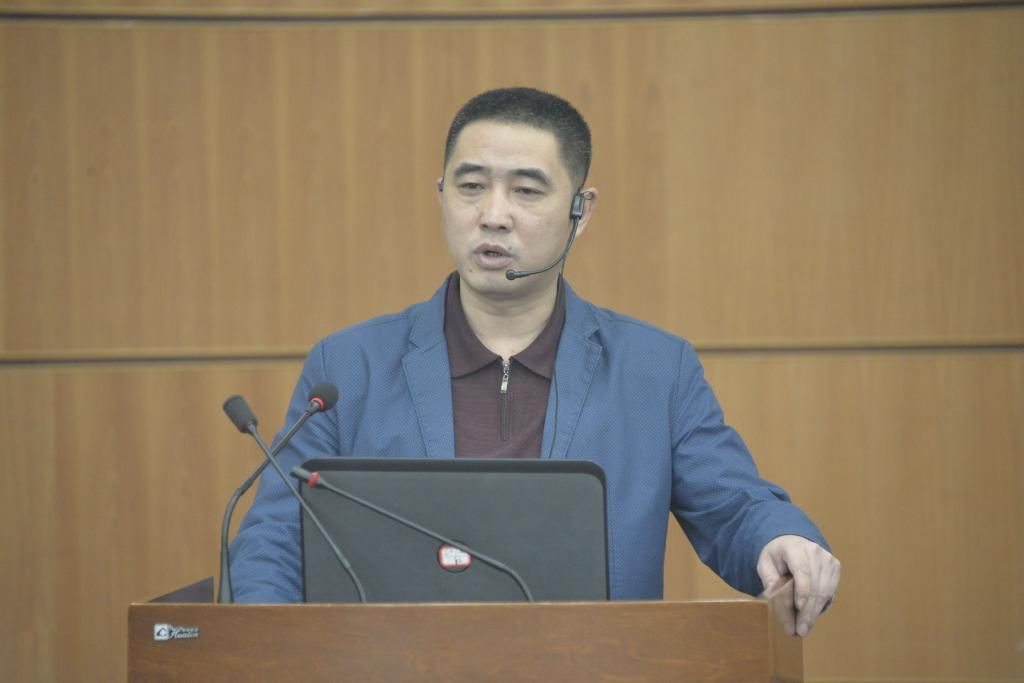 一等奖获奖代表、基础医学院中药学教研室中药学课程负责人进行现场阐述