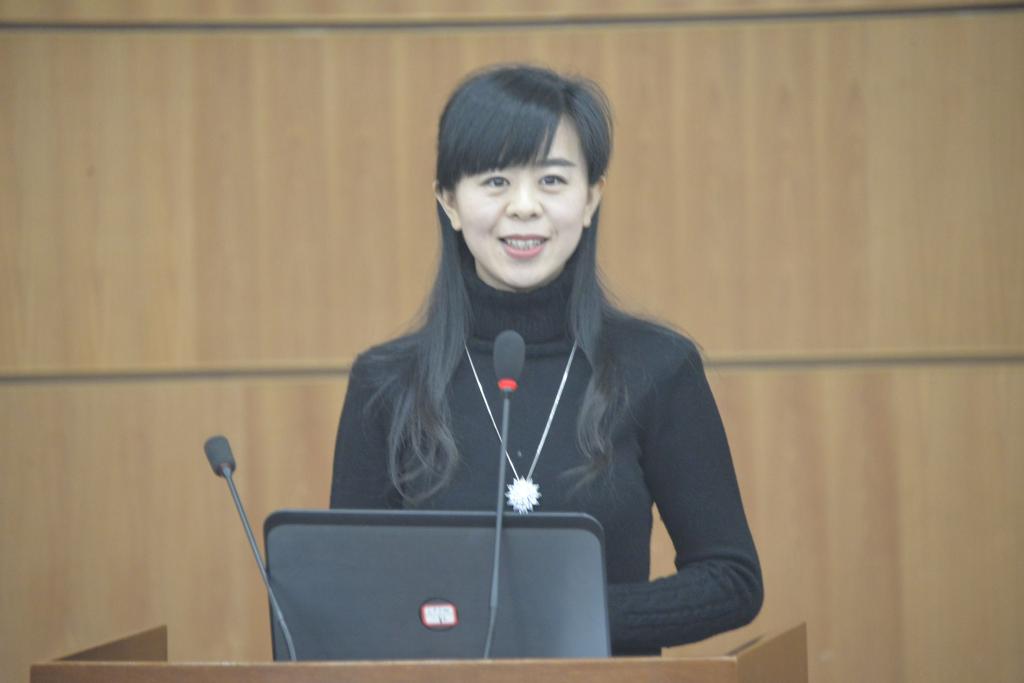 一等奖获奖代表、药学院中药资源学教研室中药生物技术课程负责人进行现场阐述