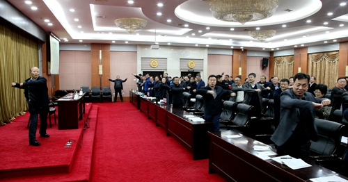 姜德友教授带领学员们做“龙医健脊操”