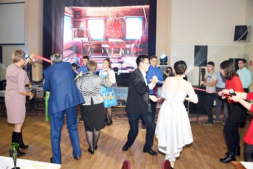 两校师生参加俄罗斯传统游戏项目