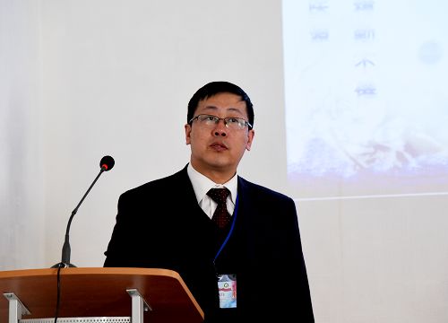 邹伟教授作题为《头针疗法调节出血性休克模型大鼠TNF-α及NF-γB表达的研究》的学术报告