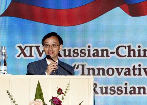 复旦大学陈道峰教授作题为《中药中抗补体药物制剂的发现及性能研究》的学术报告