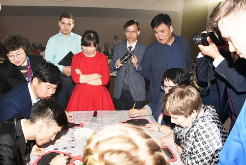 两校师生共同绘制俄罗斯民俗工艺品