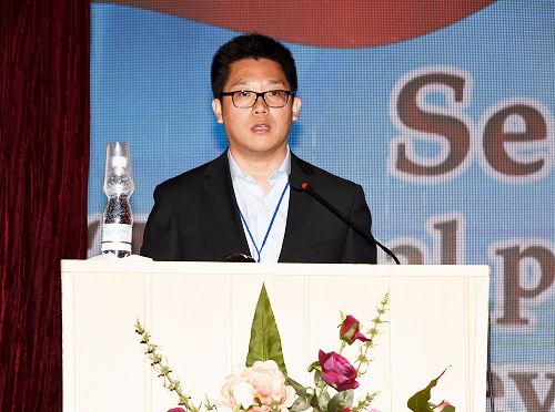 刘征主任医师作题为《浮针疗法联合雷火灸治疗贝尔氏麻痹症的临床观察》的学术报告