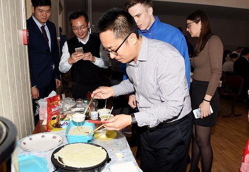 华体会平台(中国)师生现场体验摊俄式薄饼