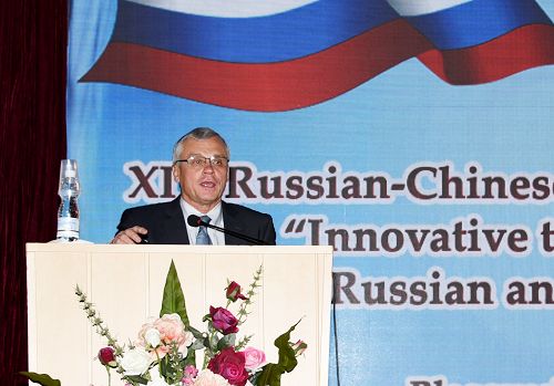 阿穆尔国立医学院波罗京E.A.教授作题为《个体化用药——21世纪的医学模式》的学术报告