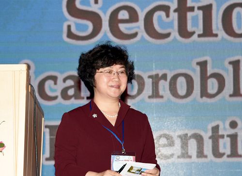 韩凤娟教授作题为《气血循环疗法治疗气滞血瘀型子宫腺肌瘤》的学术报告