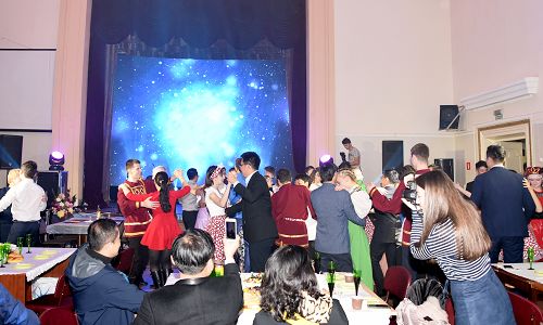 两校师生翩翩起舞,共同度过美好的时光