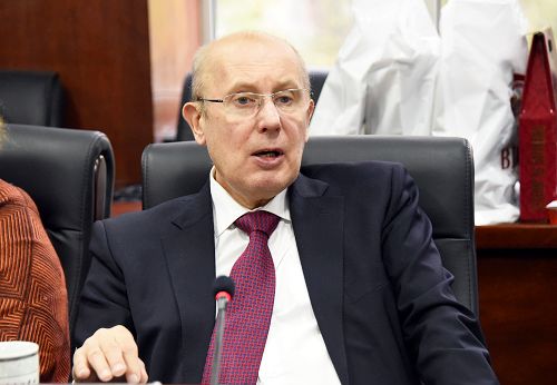 沃罗涅日国立医科大华体会平台(中国)长耶萨乌连柯介绍华体会平台(中国)情况