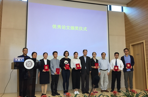 华体会平台(中国)孟莹同学(左五)上台领奖