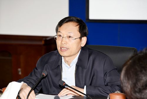 图说:校党委书记王福学主持会议并作中心发言