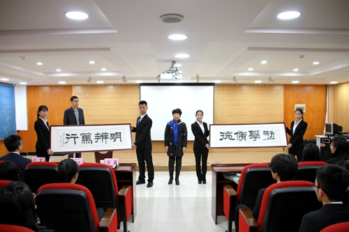 人文与管理学院党总支书记李宝琴为本期“志行班”送匾额