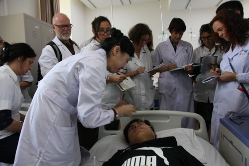 附属第一医院针灸五科主任陈英华向英国针灸协会代表团展示针灸技艺