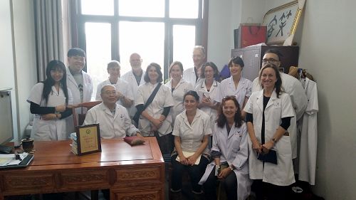 附属第一医院针灸二科程为平教授向英国针灸协会代表团介绍了针灸治疗常见病经验