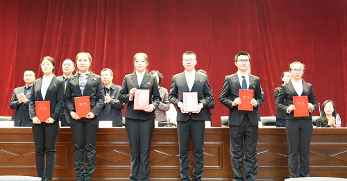 “读马列经典,学十九大精神”学生党员学习小组组长上台领取聘书