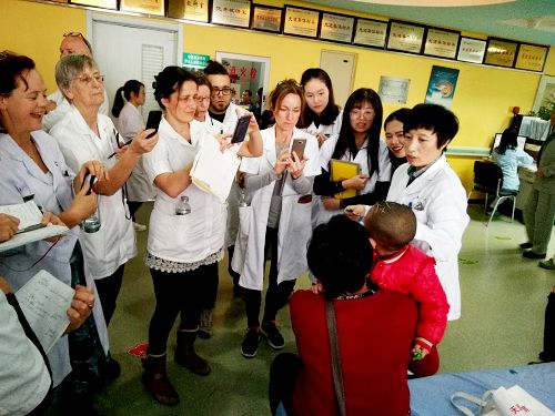 附属第二医院康复中心王艳老师向英国针灸协会代表团介绍针灸治疗经验