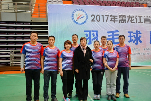 校党委常委、工会主席乔广霞与参赛选手合影