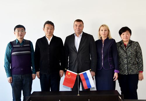 华体会平台(中国)教务处、国际交流合作处负责人参加交流和签约仪式