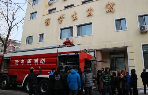 消防官兵介绍消防车的硬件设施